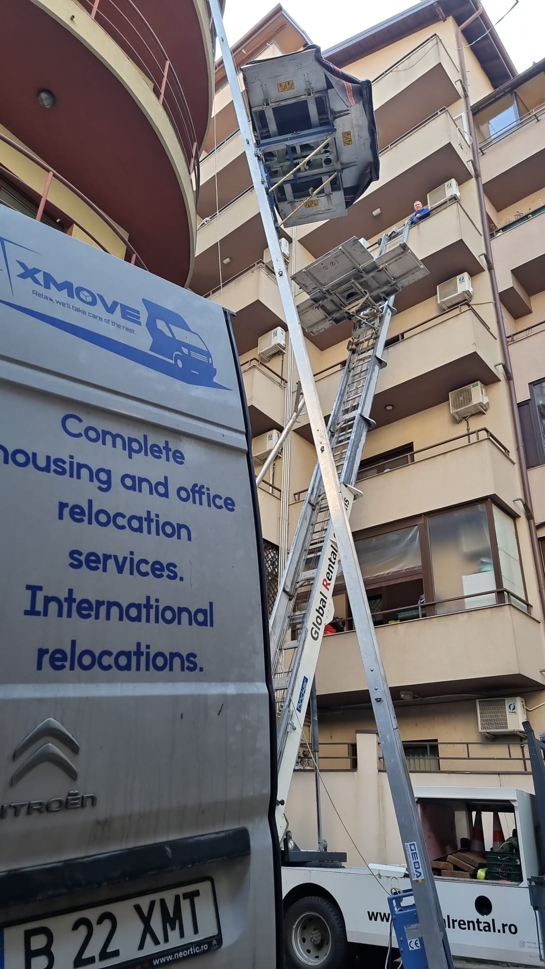 XMoveTrans outdoor elevator in use during a move